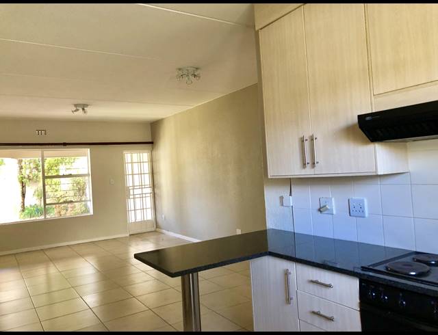 3 BEDROOM APARTMENT FOR SALE IN BRYANSTON